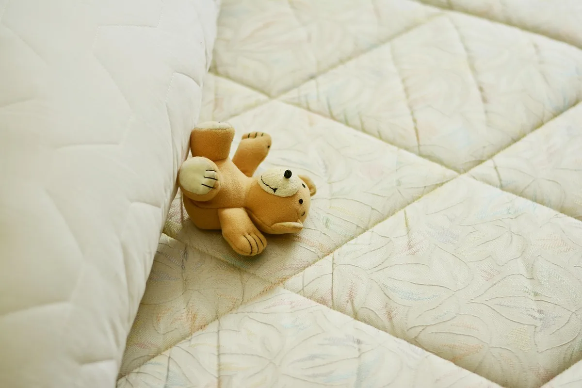 Personne se couchant dans une chambre lumineuse pour une routine de sommeil régulière
