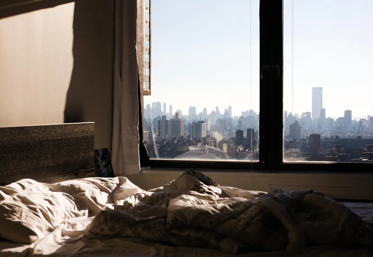 Lumière matinale naturelle entrant par une fenêtre dans une chambre