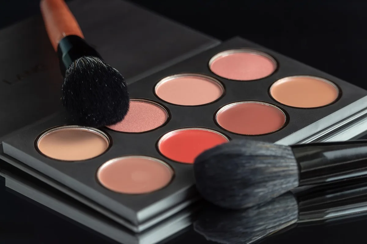 Gamme de teints de peau illustrant la pigmentation et l'exposition au soleil