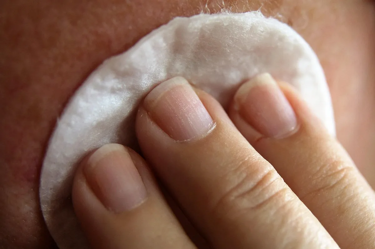 Pieds posés à plat montrant talons et zones de callosités avec une lime douce à côté