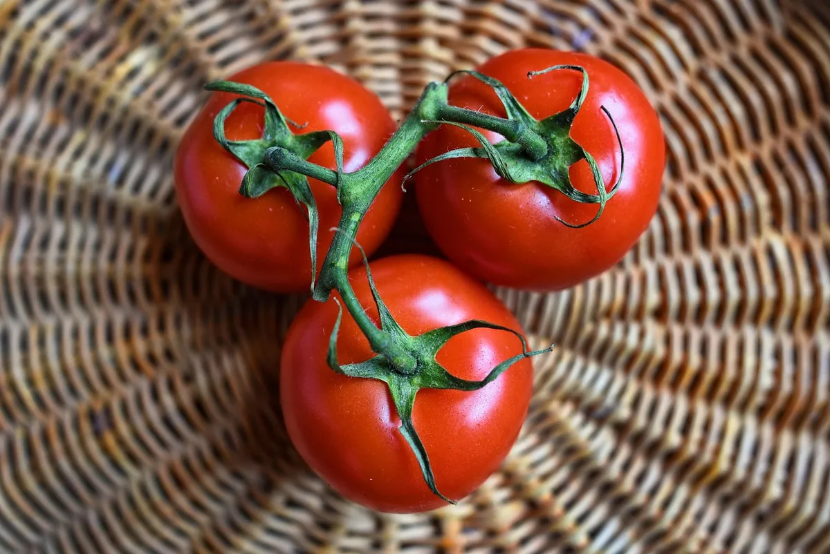Bol de légumes frais et verre d'eau sur une table de cuisine lumineuse