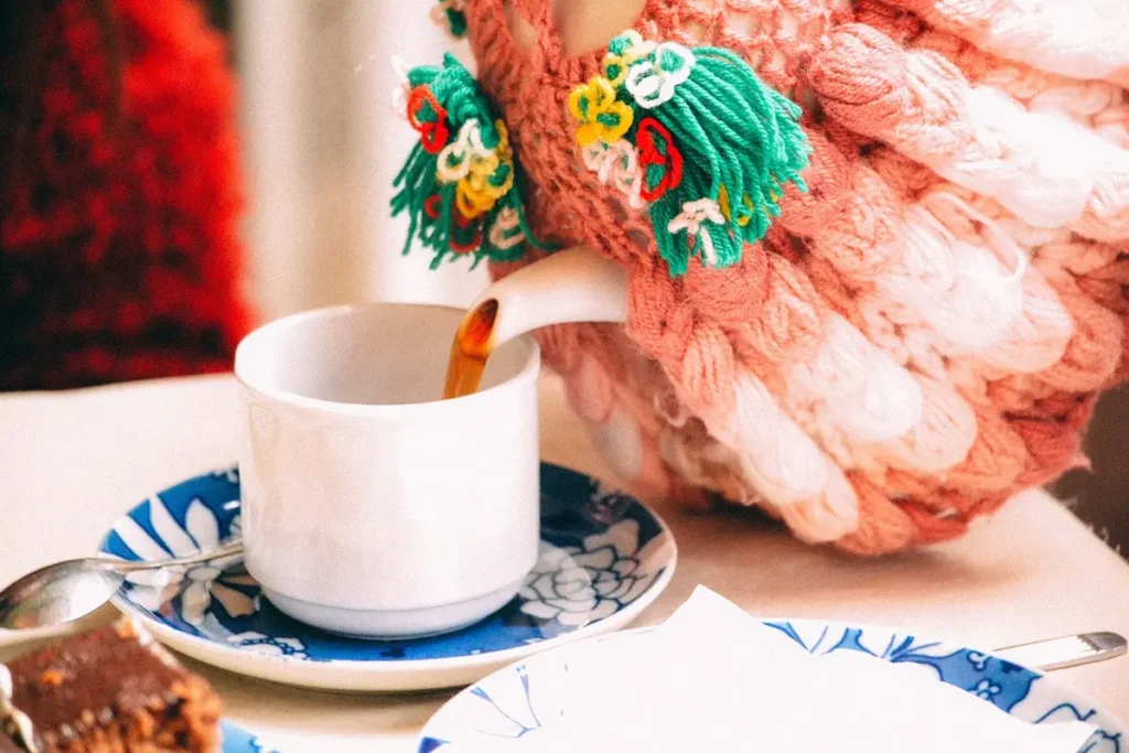Tisane et petite soupe miso posées sur une table de cuisine en plein jour