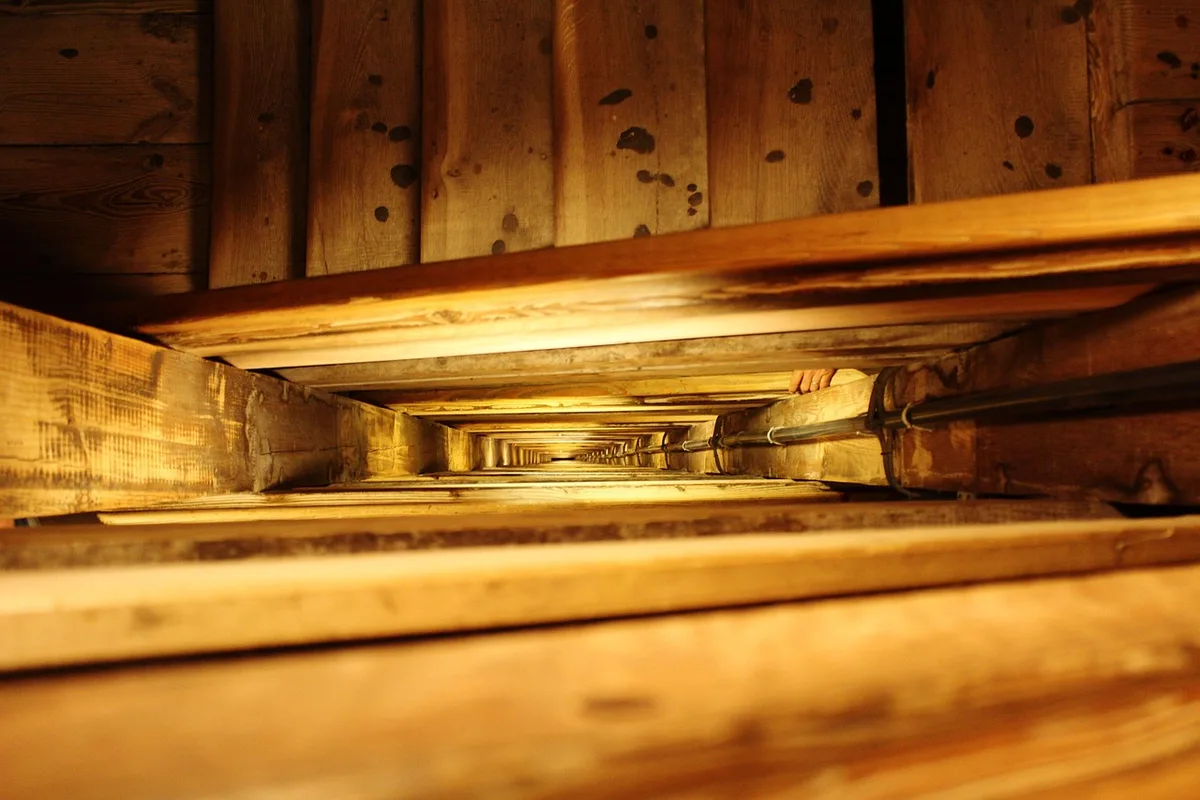 Adaptation d'un appartement avec barre d'appui près d'une fenêtre en journée