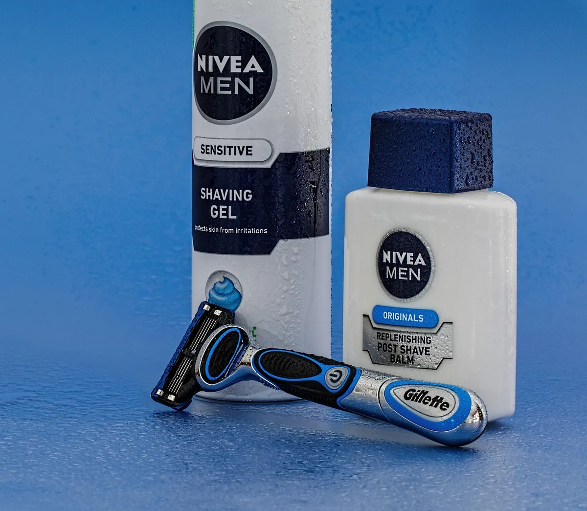 Produits de soin doux et nettoyants hydratants sur une surface de salle de bain