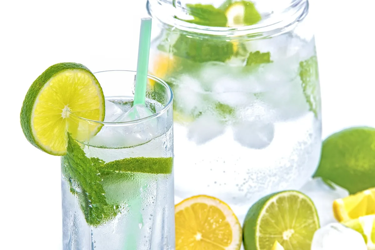 Verres de cocktails sans alcool colorés sur une table