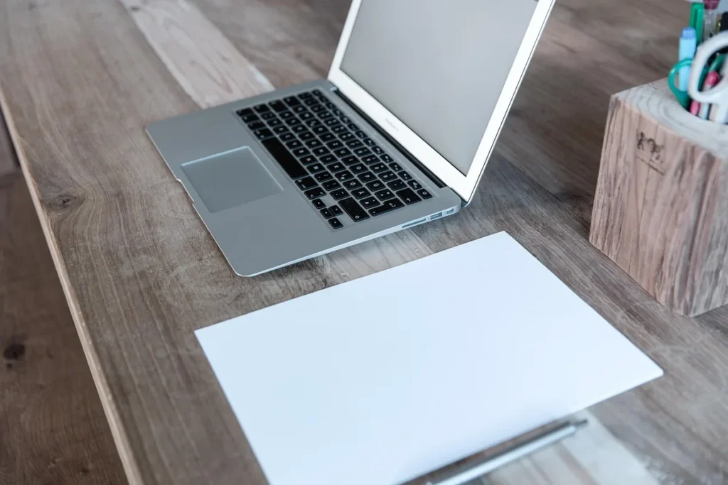 Stylo injecteur médical anonyme posé sur une table de consultation clinique