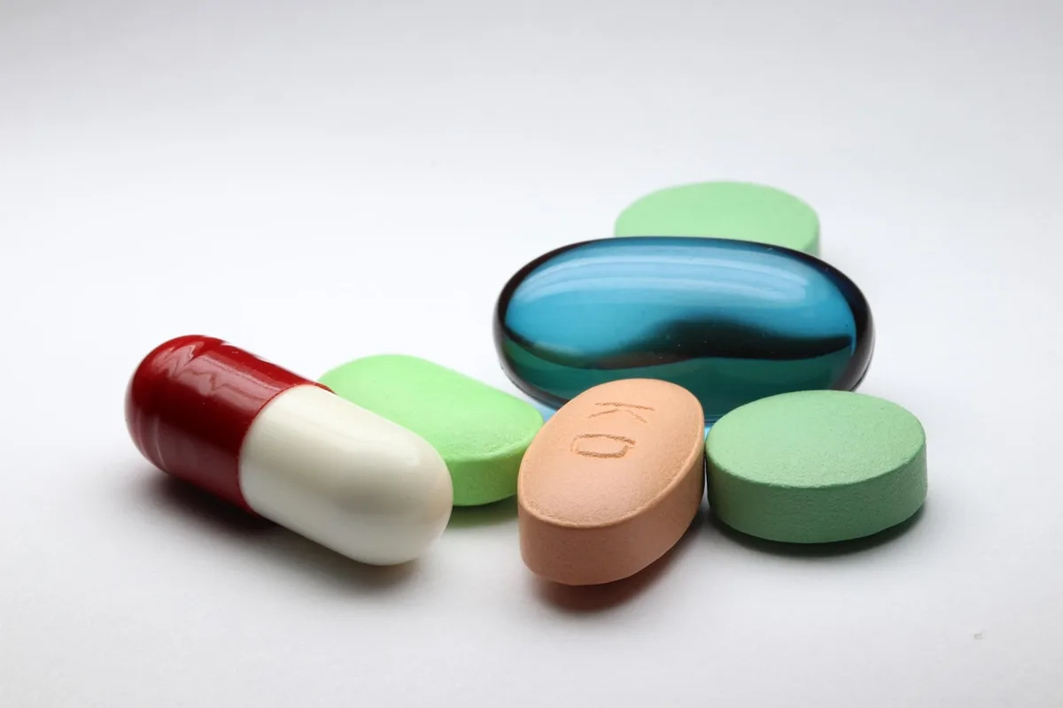 Pharmacien donnant des conseils à une personne au comptoir