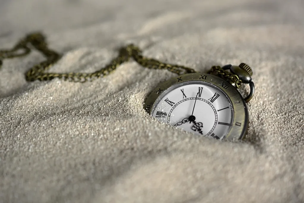 Horloge affichant le changement d'heure avec calendrier en arrière-plan