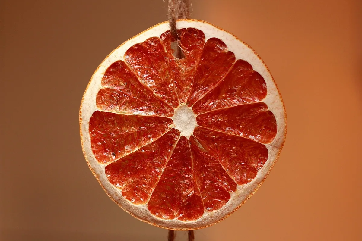 Pomander d'orange garni de clous de girofle, décoration parfumée faite maison