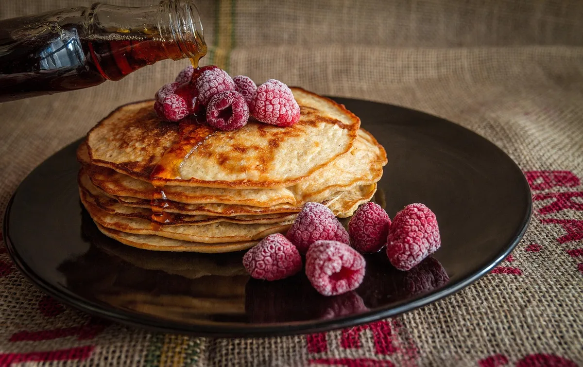 Petite casserole avec sirop chaud et feuilles en train d'infuser