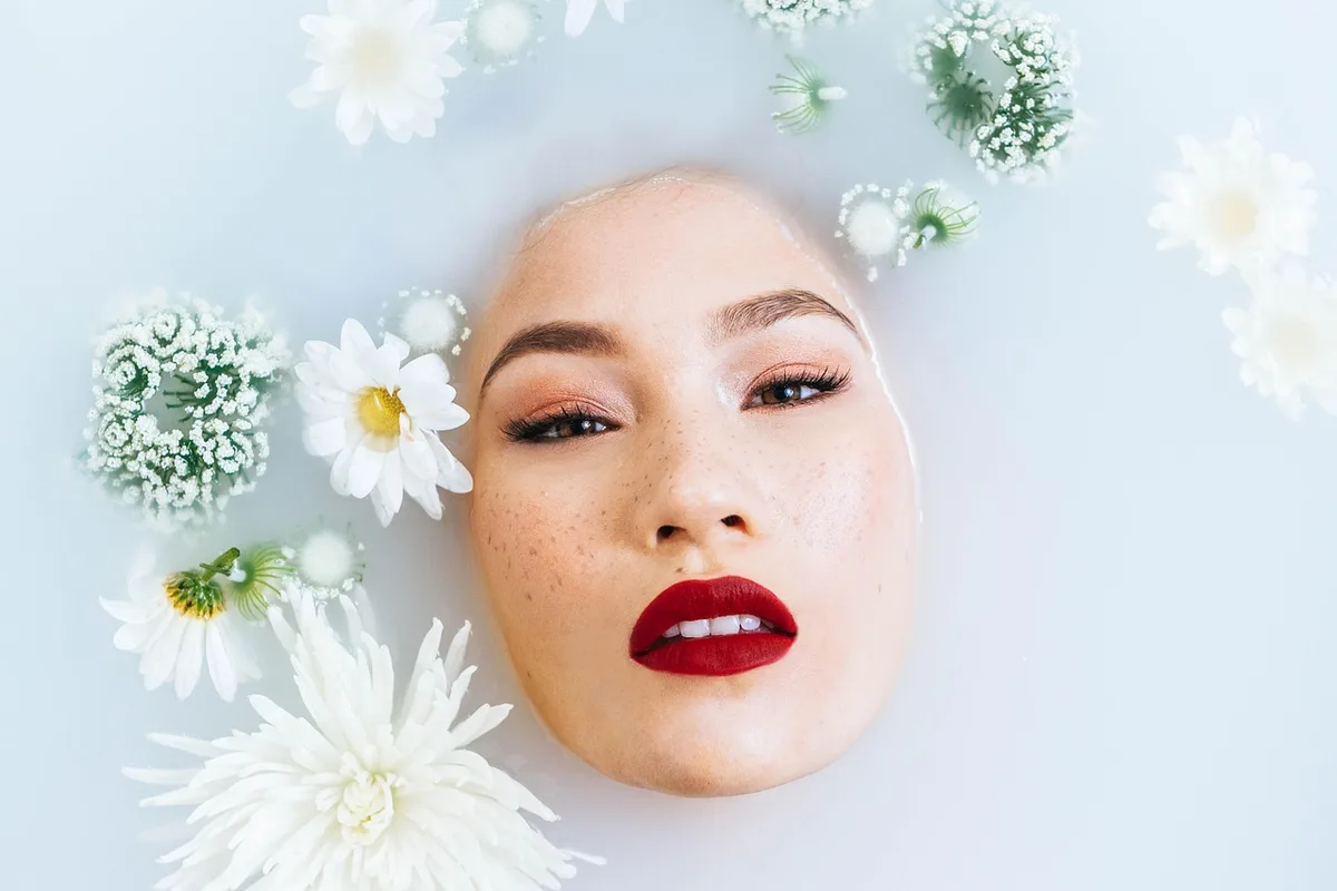 Femme testant différentes textures de crèmes de jour adaptées à son type de peau