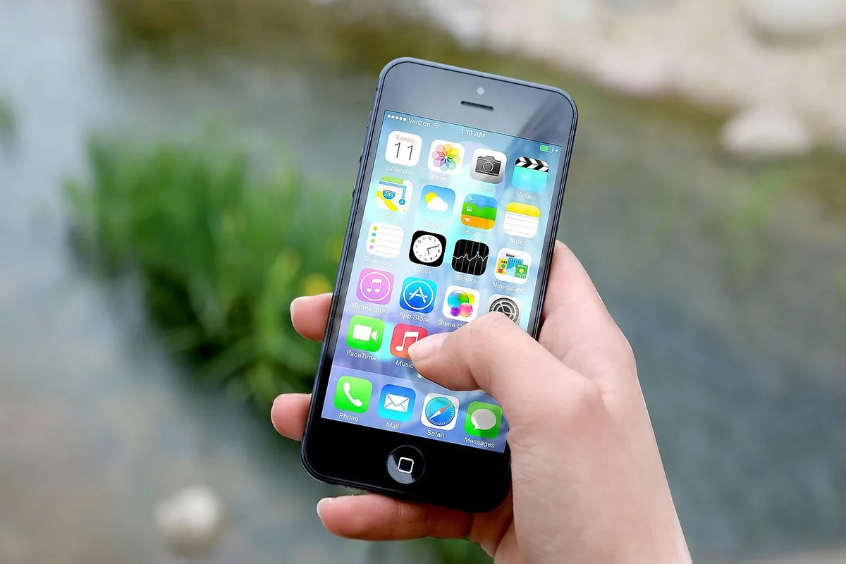Écran de téléphone affichant des messages et données numériques lors d'une enquête