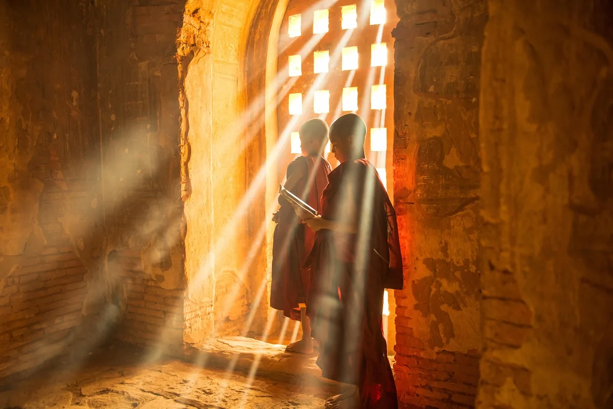 Rayons de soleil entrant par une vitre de voiture