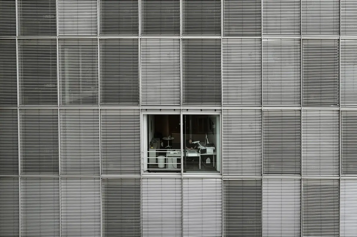 Personne seule travaillant tard sur un ordinateur dans un appartement la nuit