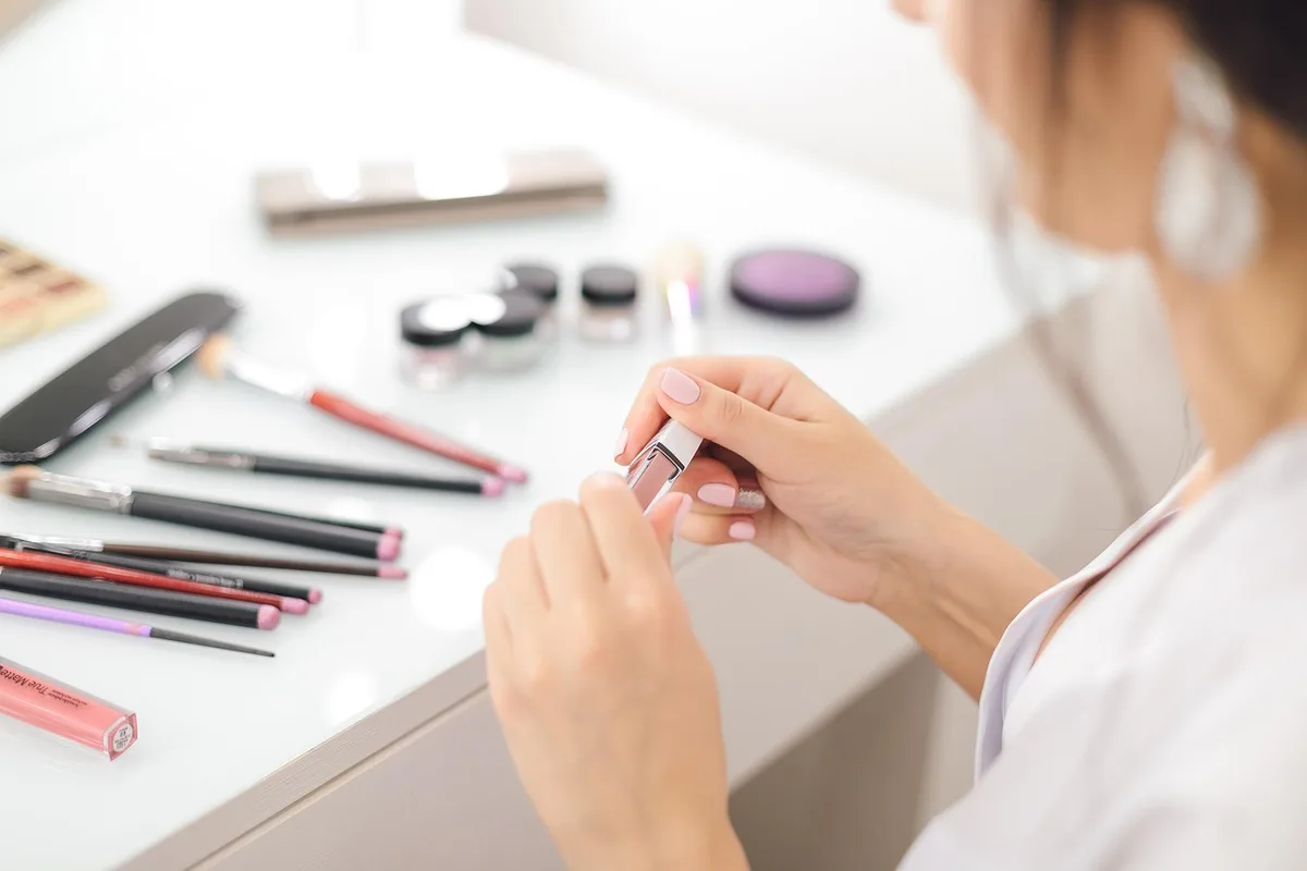 Application correcte d'un exfoliant sur le cuir chevelu avec des gestes doux