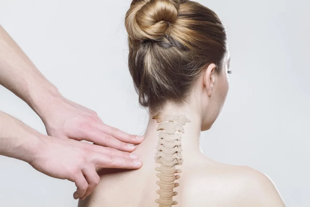 Personne appliquant un exfoliant sur son cuir chevelu humide sous l'eau chaude