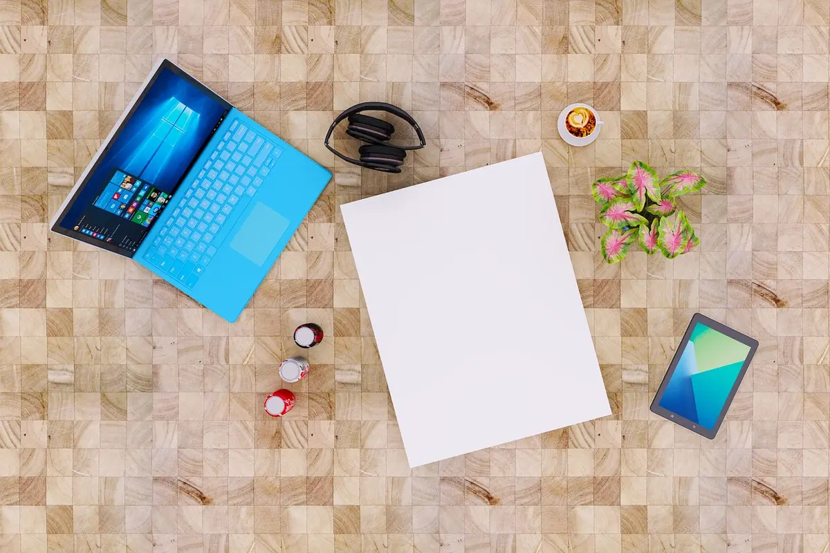 Écouteurs sur une table de chevet avec un carnet et une lampe, ambiance détente