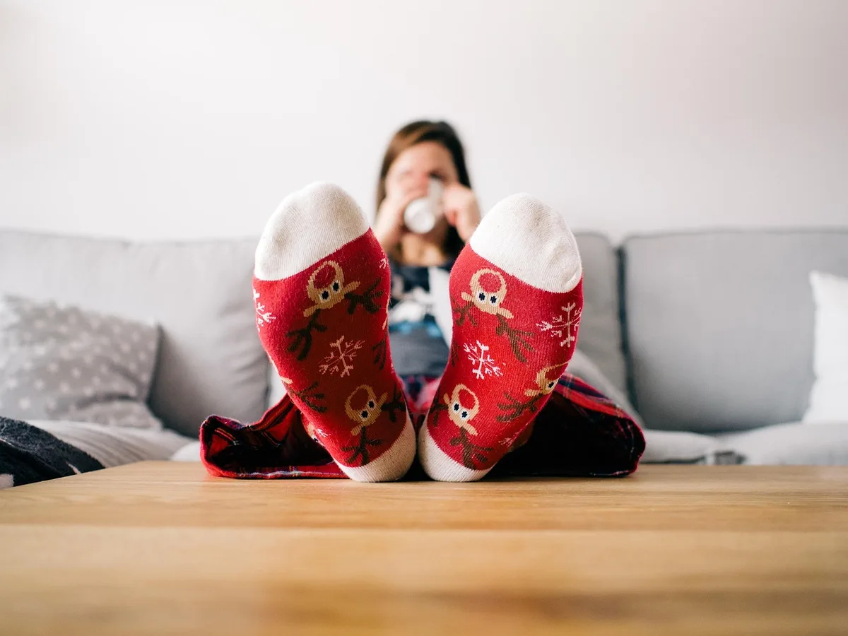 Mains et pieds protégés par des vêtements isolants et des couches thermiques adaptées