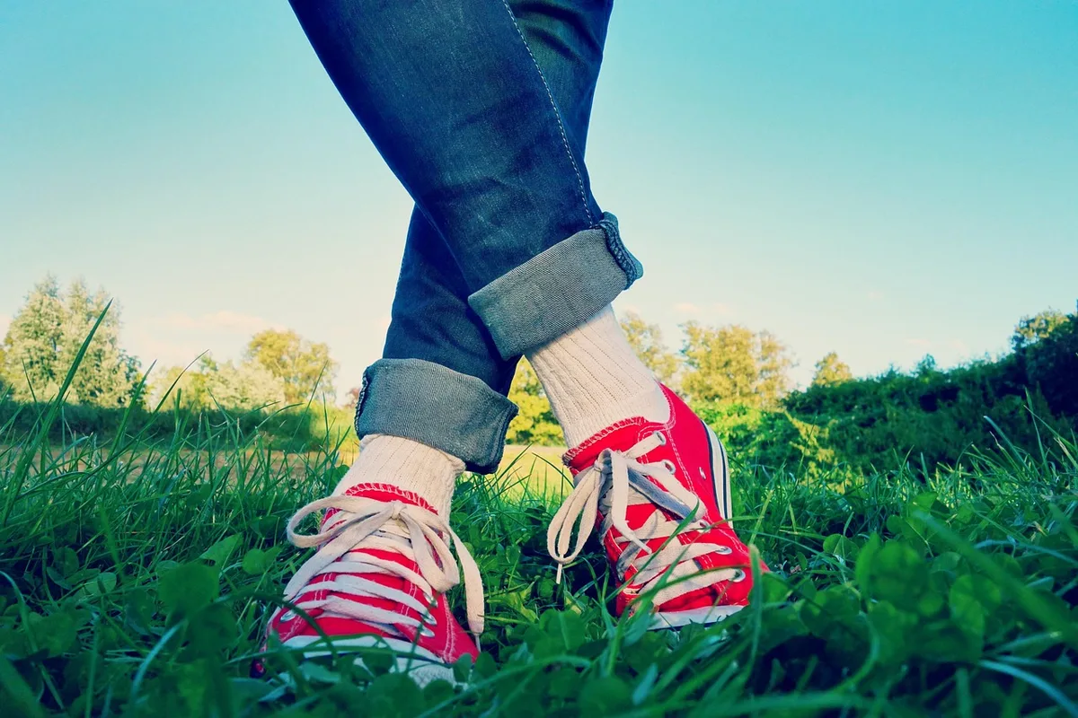 Personnes debout dans une foule montrant la pression sur les jambes
