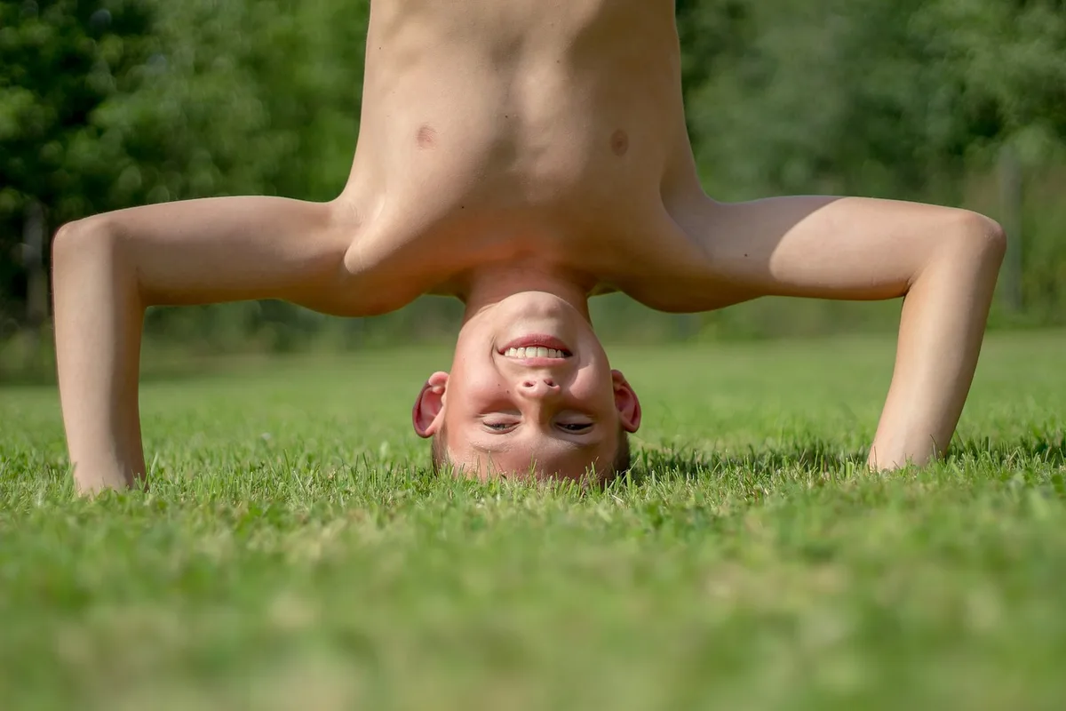 Personne effectuant de petits exercices des mollets en position debout