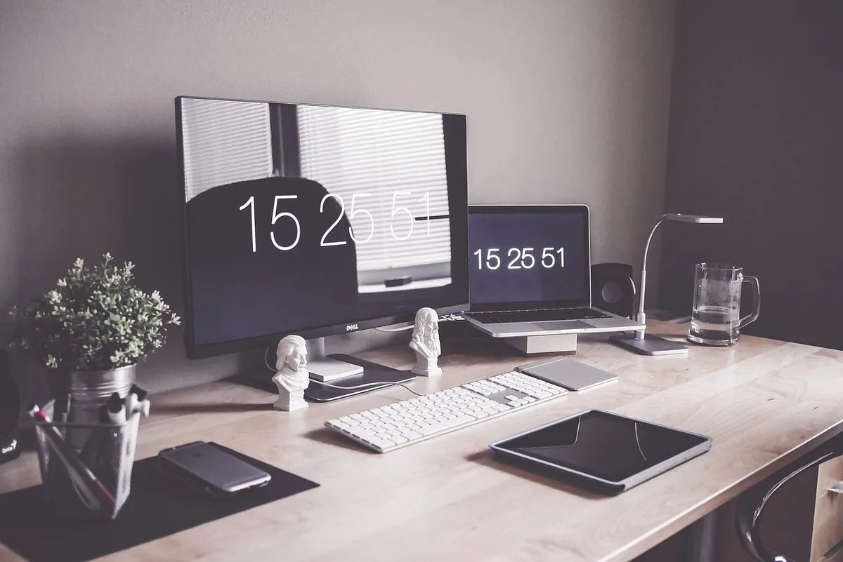 Aménagement complet d'un poste de télétravail avec chaise, bureau et écran correctement positionnés