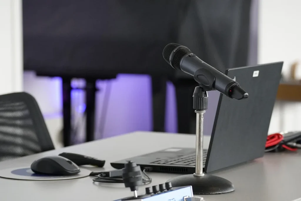 Personne travaillant à un bureau avec une chaise ergonomique, posture correcte et écran bien positionné