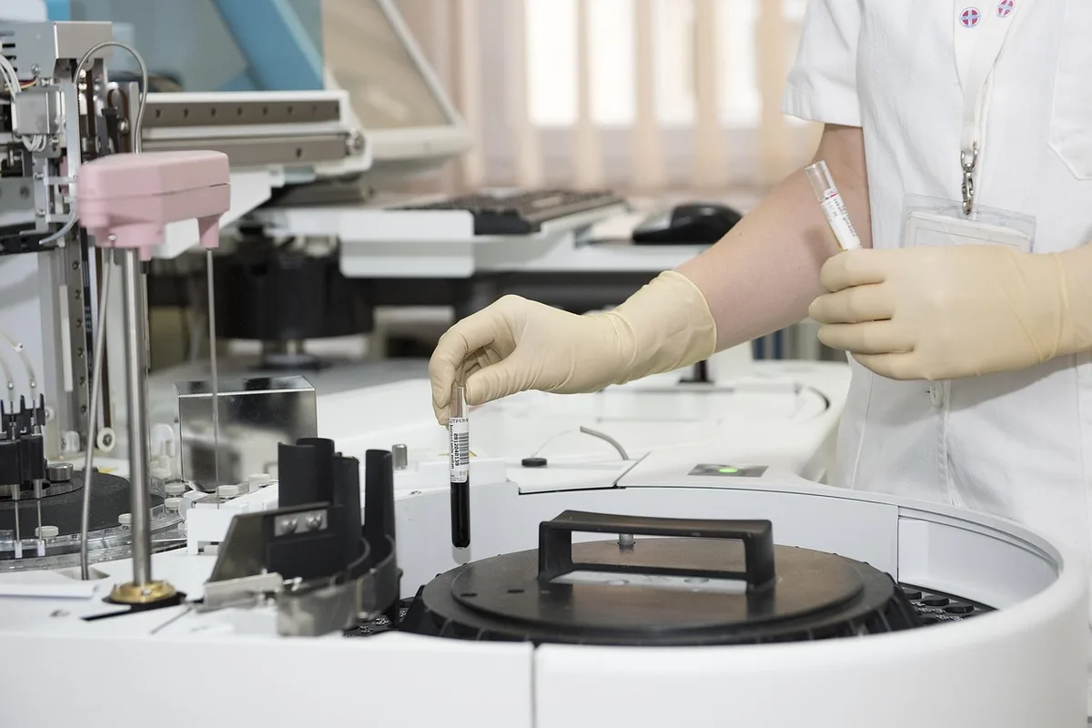 Participants à un essai clinique en milieu médical, représentant la recherche et l'évaluation de traitement
