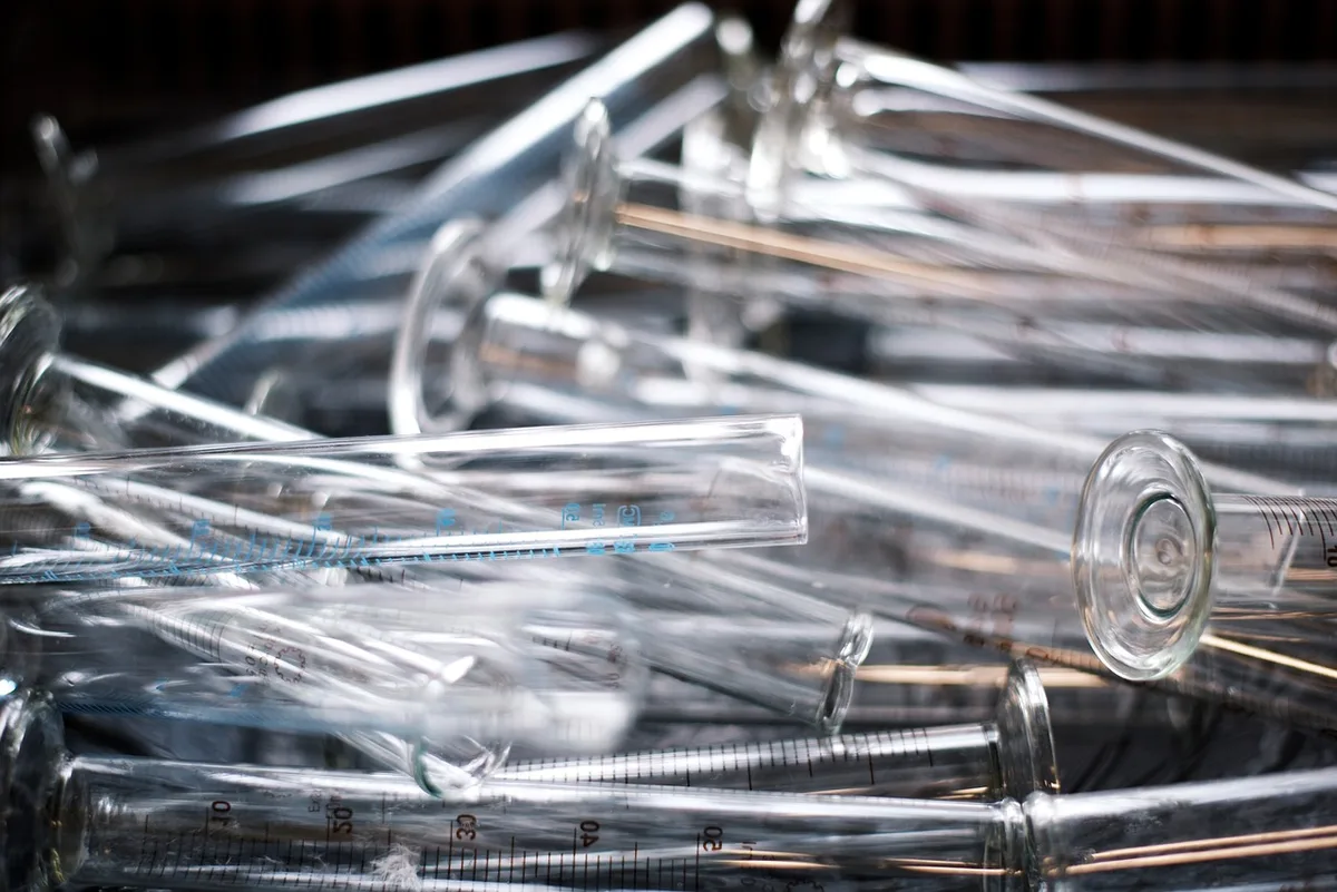 Schéma ou dispositif de perfusion installé sur une table de laboratoire