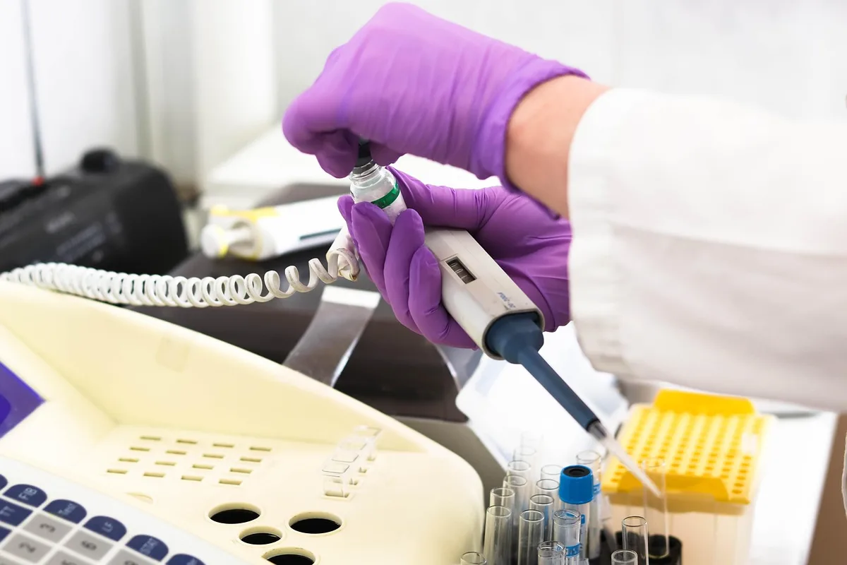 Équipement de laboratoire montrant filtres et unités d'échange sur une paillasse