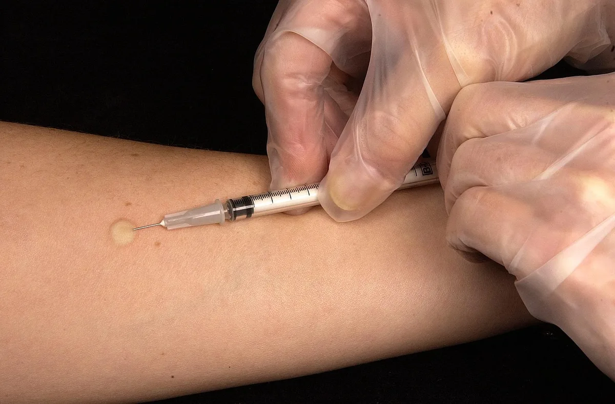 Personnes âgées assises dans une salle d'attente de centre de vaccination