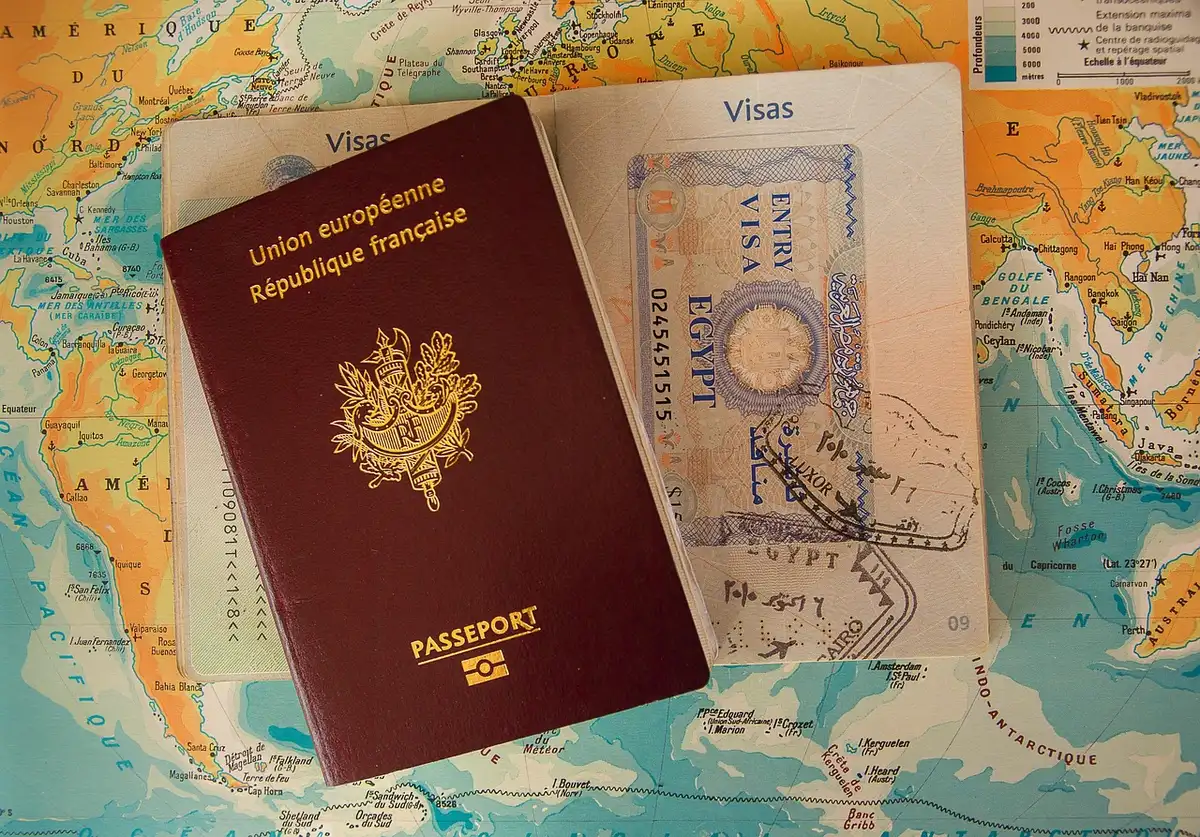 Carte et documents de voyage posés sur une table en plein jour