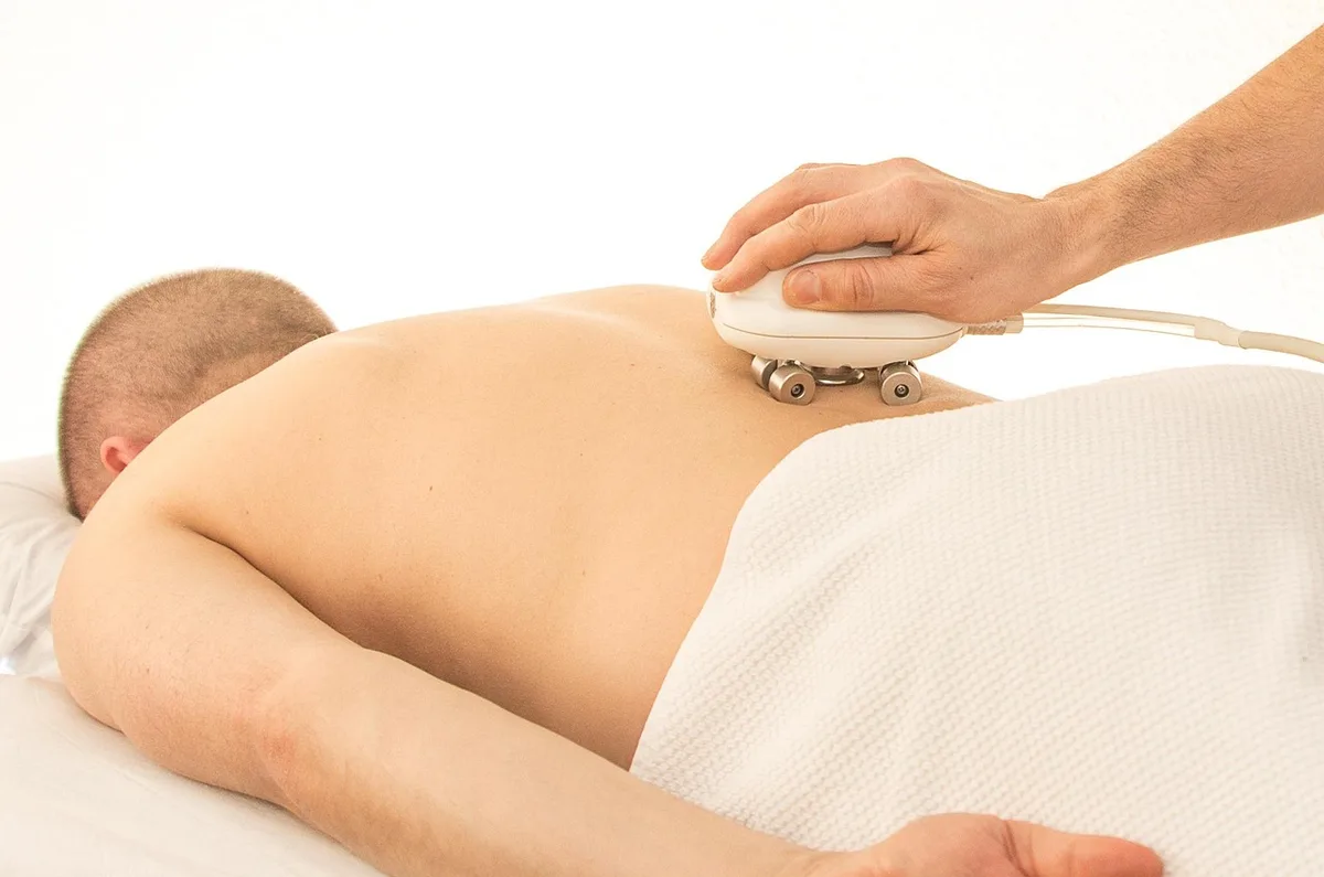 Mains massant doucement un visage avec un nettoyant pour montrer la durée de massage
