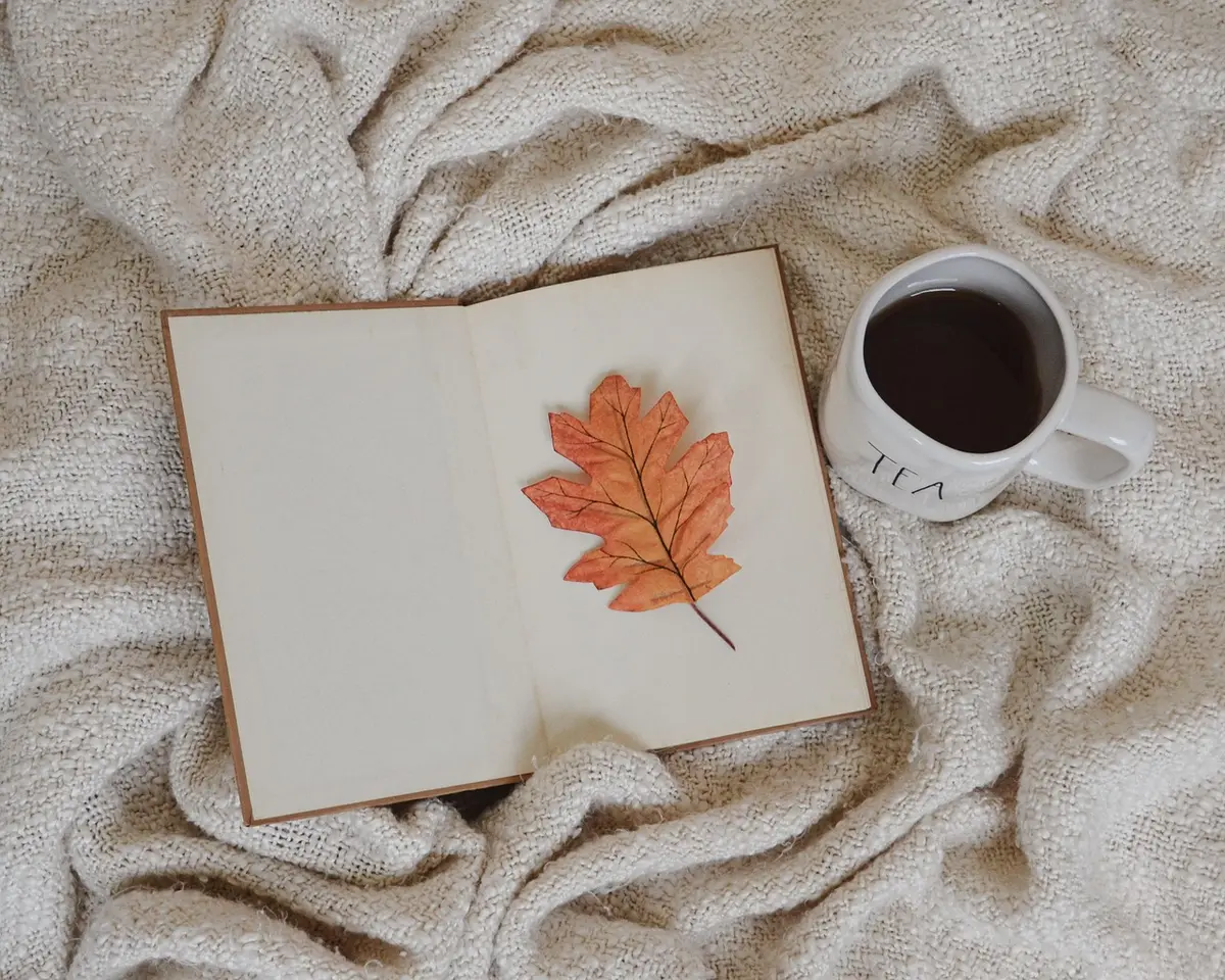 Tasse de thé chaud posée sur une table avec infusion fumante