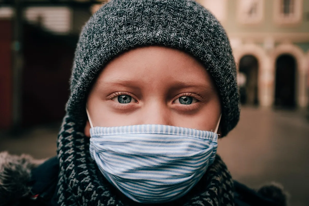 Gros plan sur une tique fixée sur un textile de vêtement