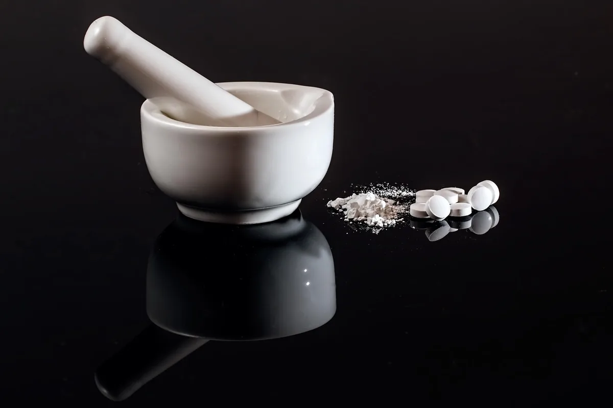 Étagère de pharmacie contenant flacons et boîtes de médicaments pour diabète