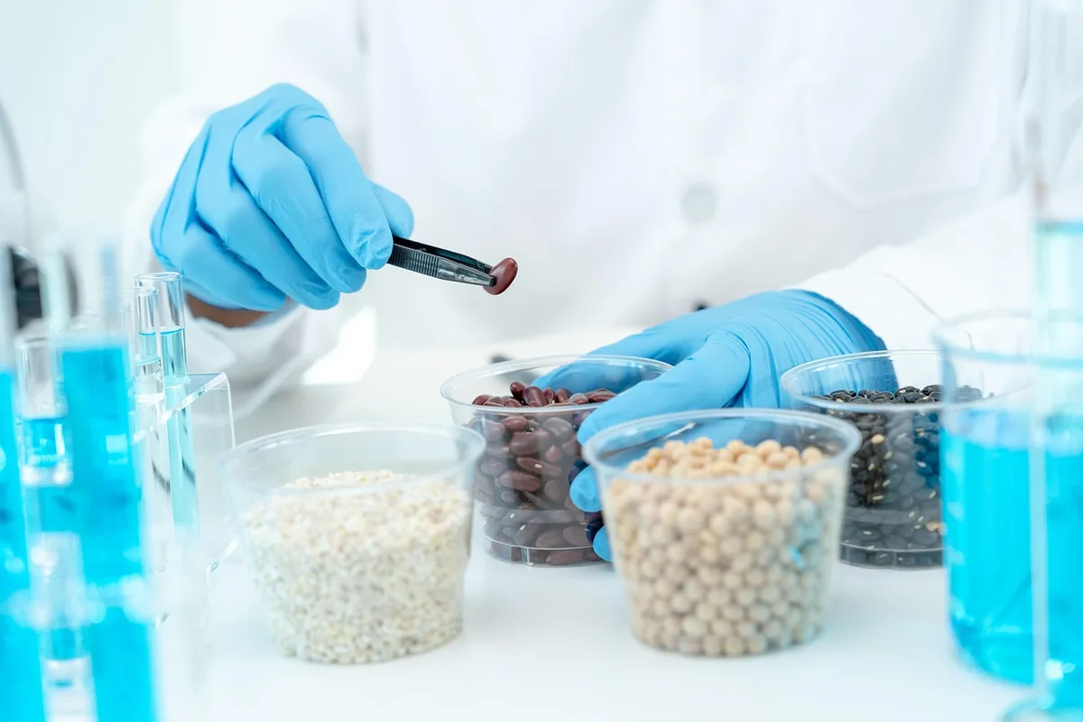 Technicien observant résultats d'analyses d'eaux usées en laboratoire