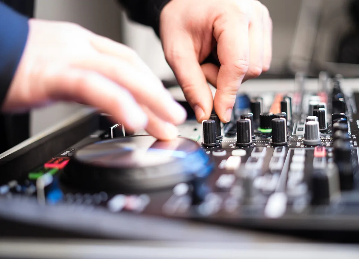 Compositeur travaillant dans un studio lumineux, écrivant des partitions