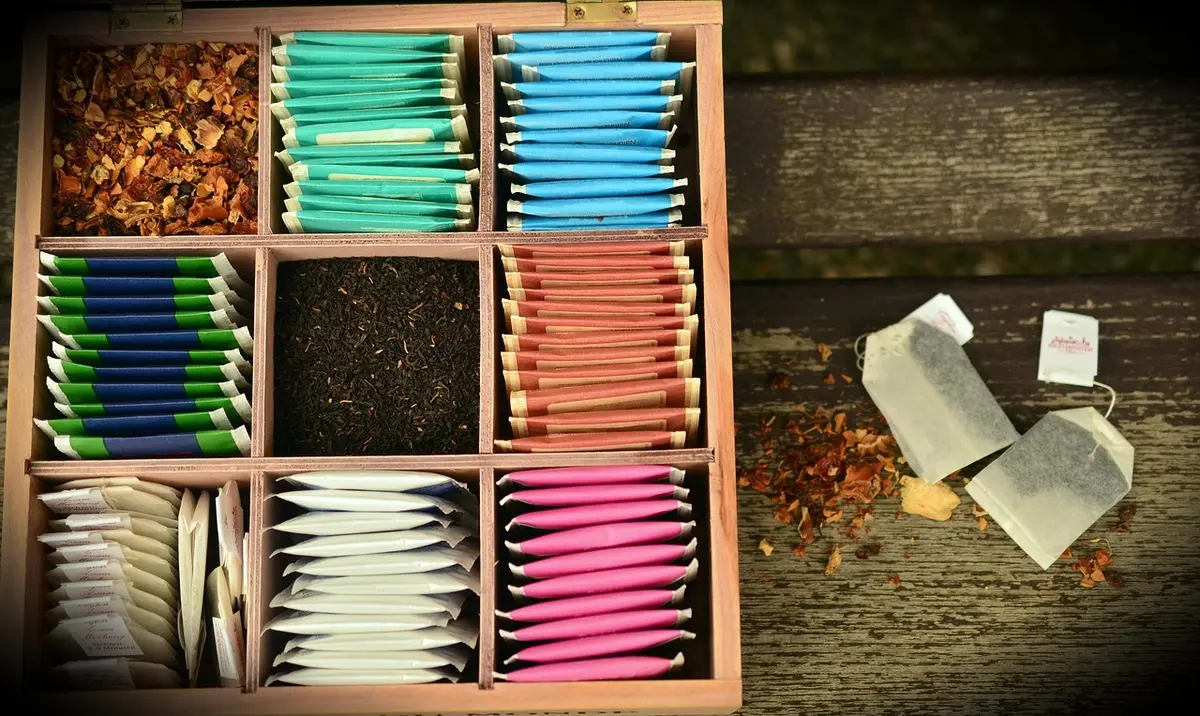 Tasse de thé et feuilles en vrac montrant réduction des emballages