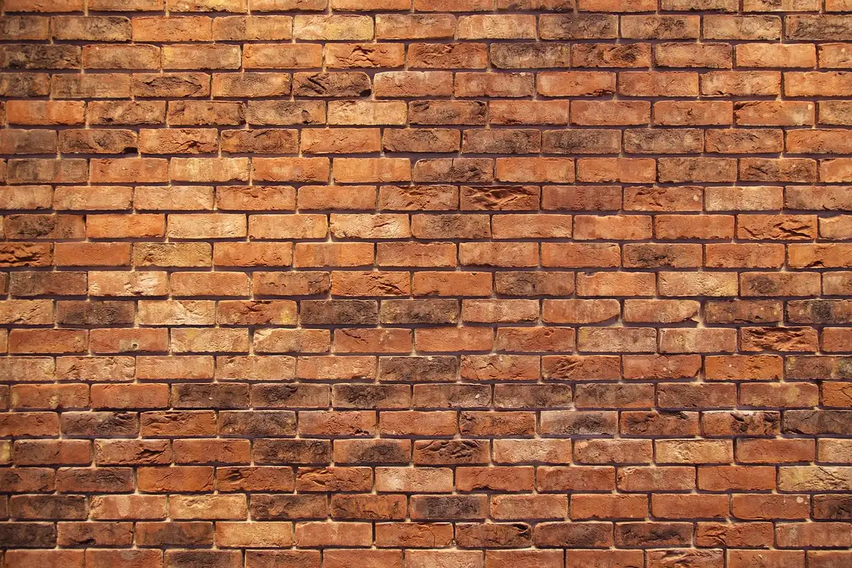 Personne se plaçant dos au mur pour tester sa posture cervicale