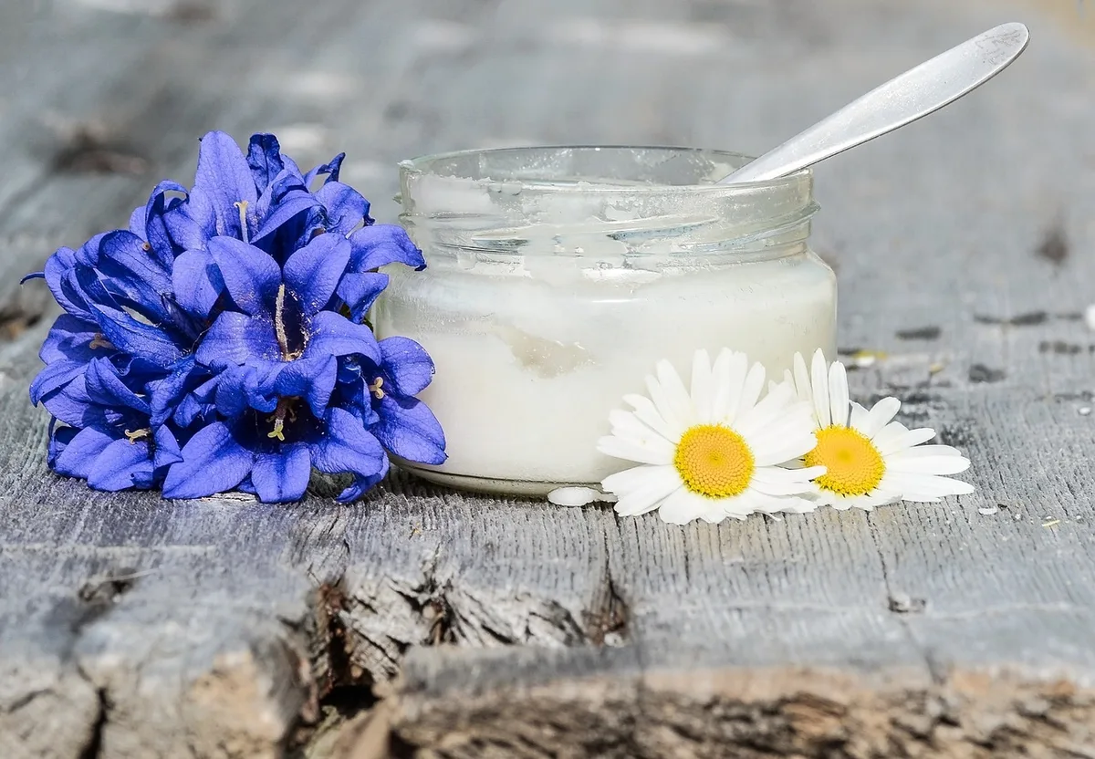 Flacon et ingrédients cosmétiques sur une table