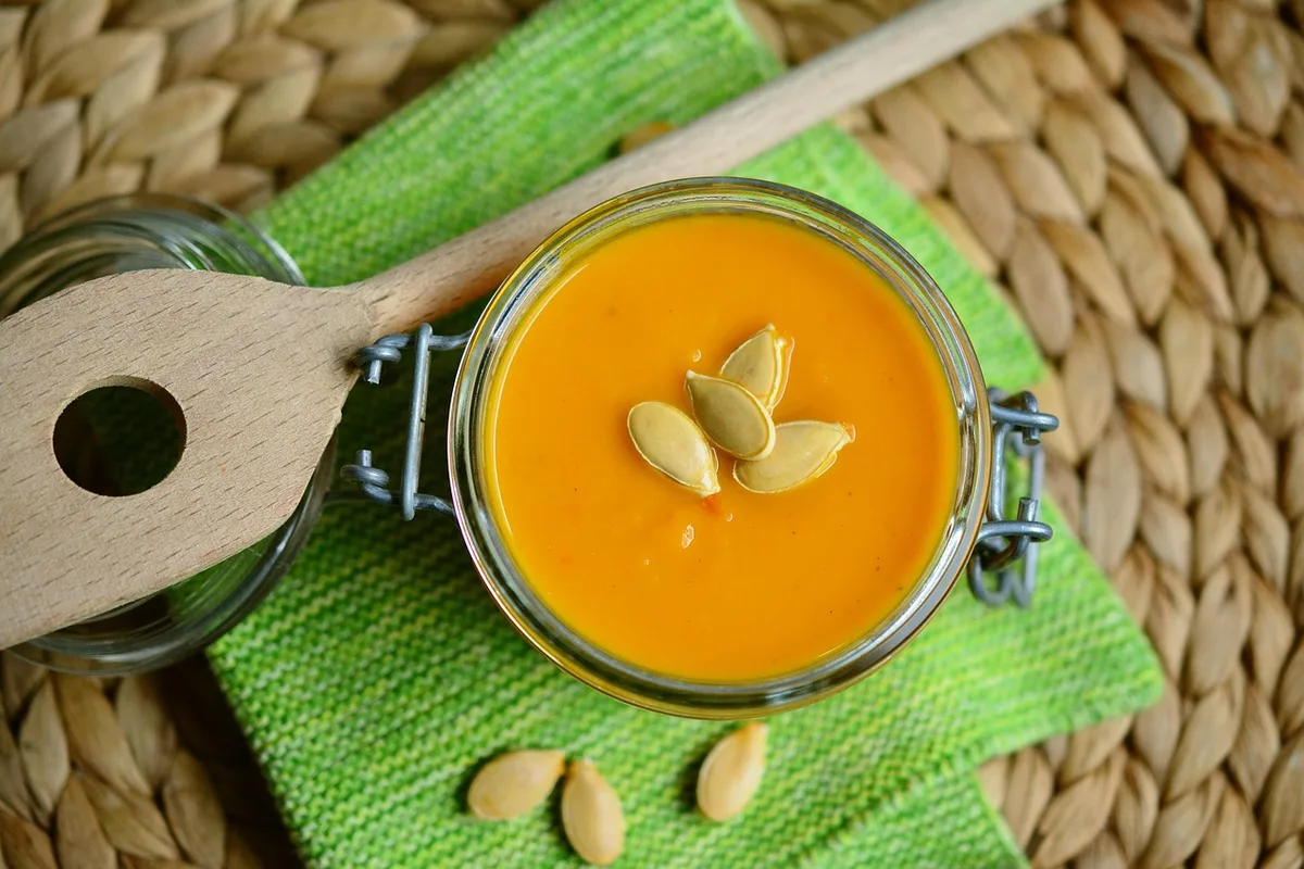 Différentes variétés de citrouille coupées en morceaux prêts à cuisiner