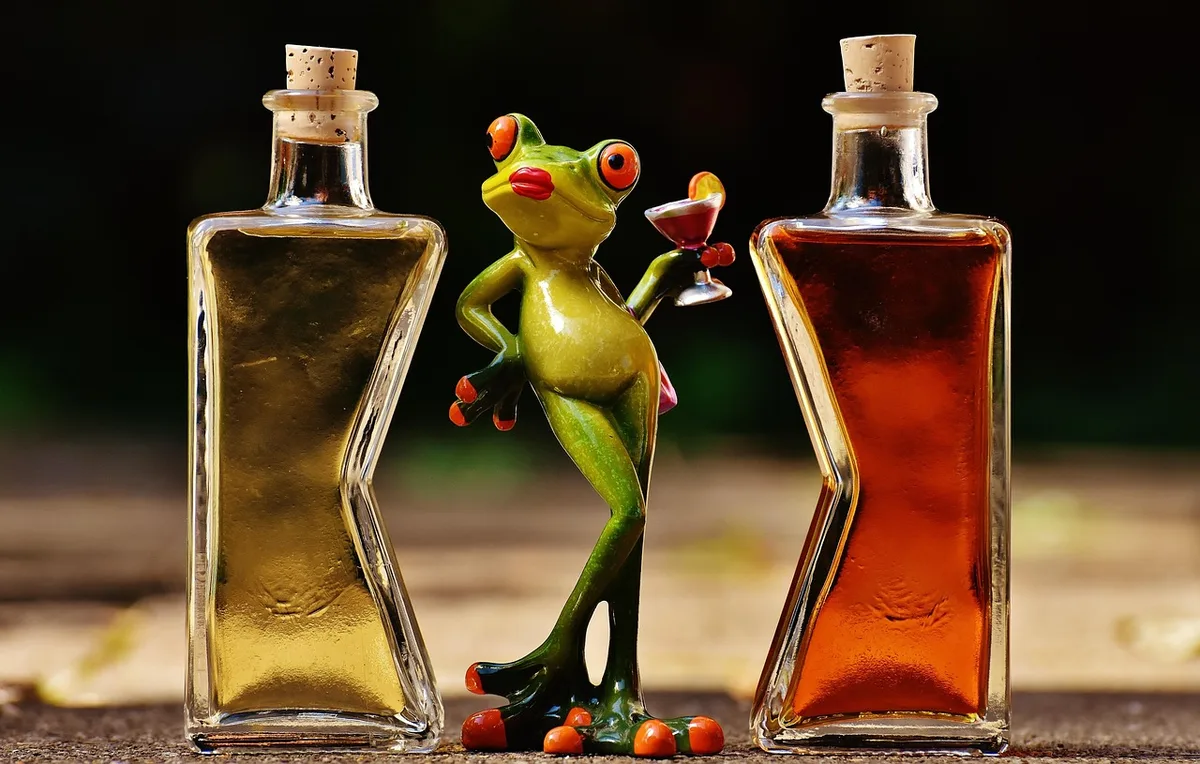 Bouteilles de boissons hydratantes et serviette en loge